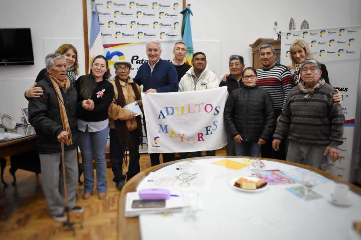 El Intendente Zara recibió la visita de un grupo de adultos mayores