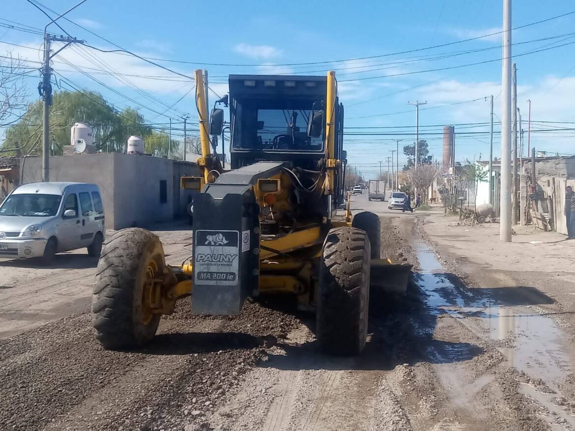 Continúan las tareas de repaso de calles en Carmen de Patagones