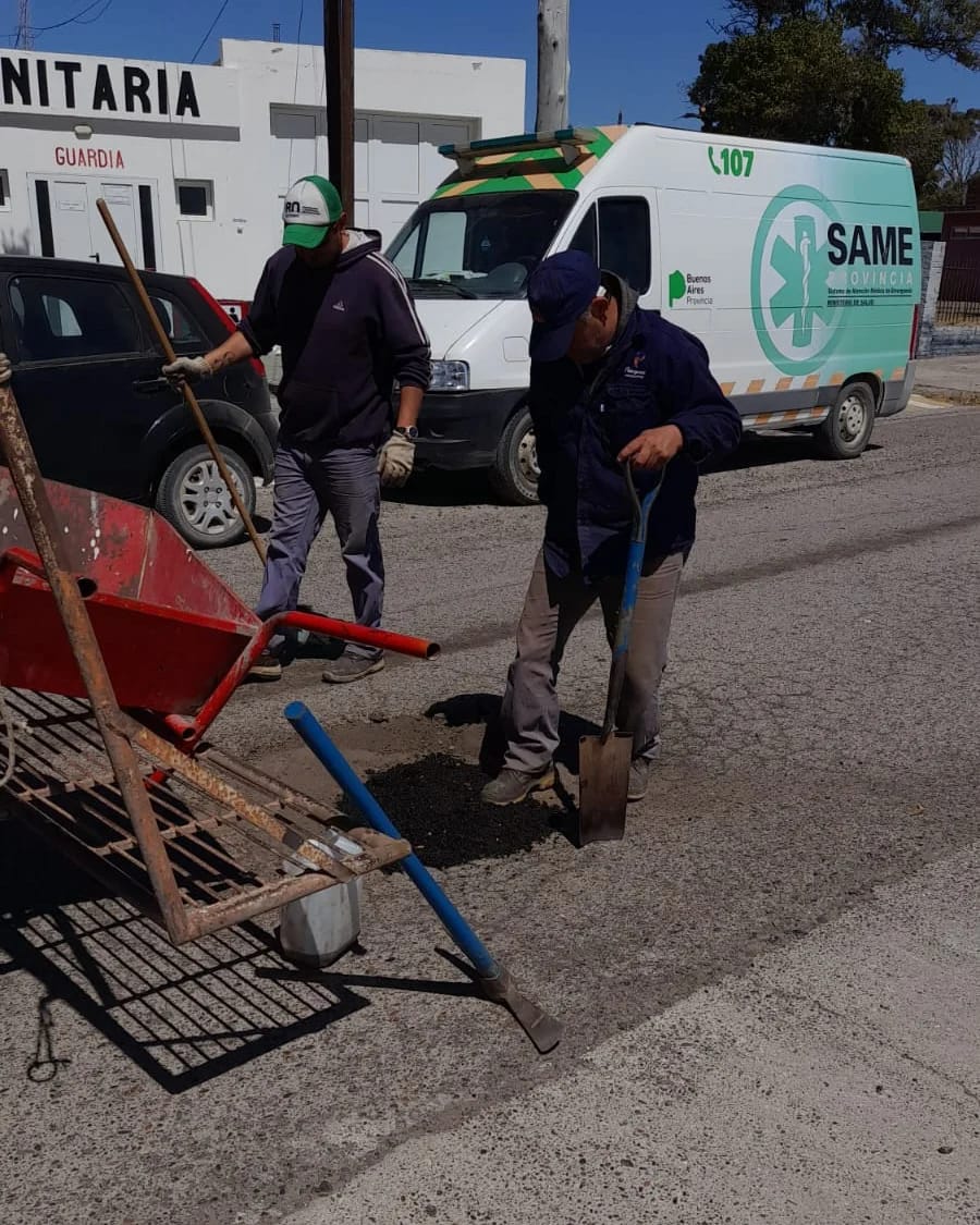 Continúan los trabajos de bacheo en la costanera de Bahía San Blas