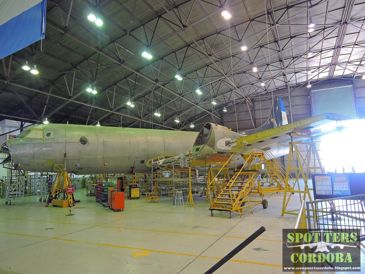 Lockheed P-3B Orion característica 6-P-56 y Lockheed L-100-30 Hercules matricula TC-100 fotografiados días atrás en las instalaciones de FAdeA ambos en trabajos de inspección mayor.