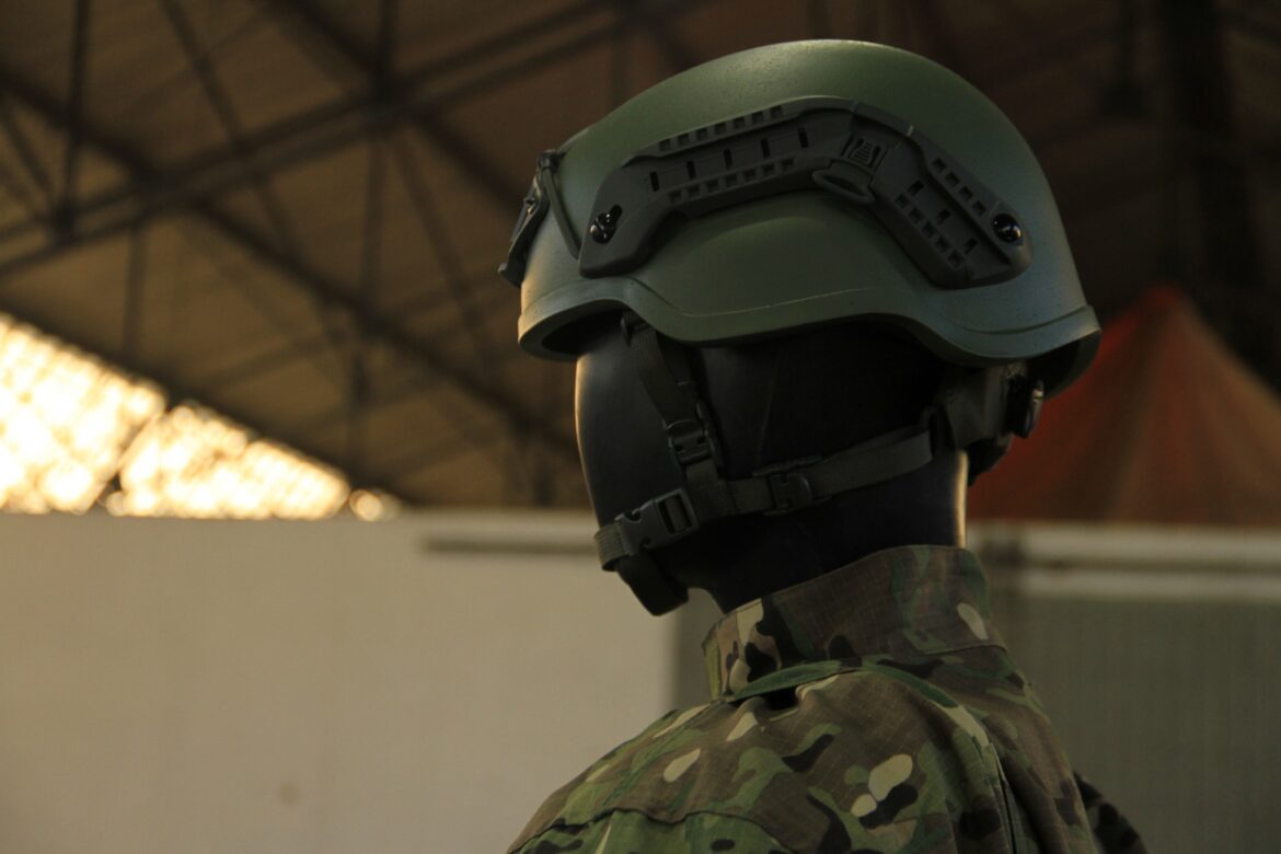 El Ejército recibe los primeros cascos de aramida de industria nacional