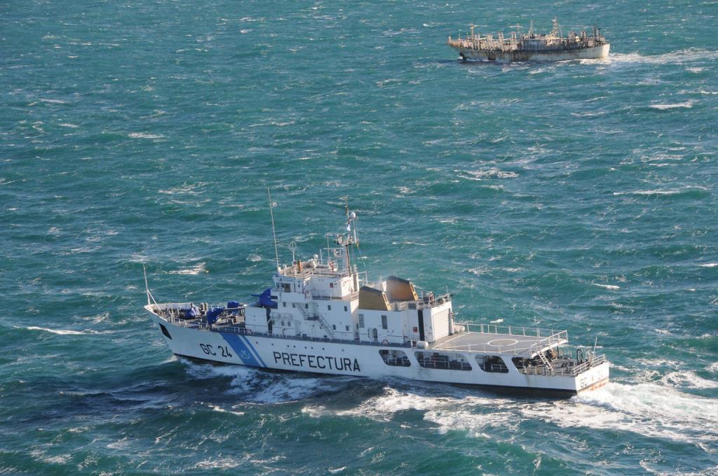 Control de los espacios marítimos: Prefectura detectó dos buques que navegaban desde Malvinas sin autorización argentina
