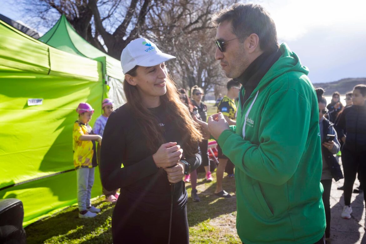 Con más de 100 inscriptos la nadadora Ailén Lascano Micaz llevó adelante la primera inmersión en aguas frías