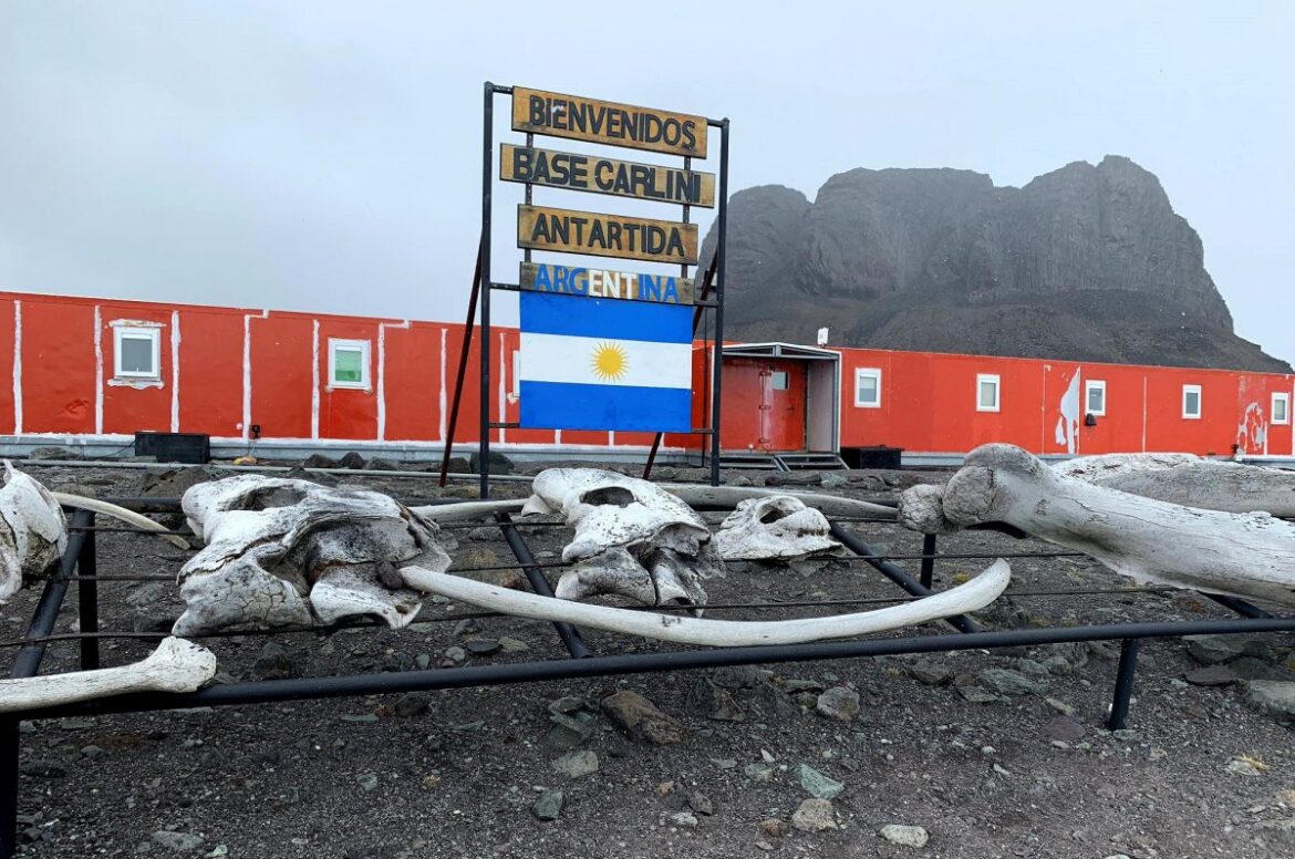 La Base Antártica Carlini y la Base Antártica Brown volvieron a estar bajo la órbita del Ministerio de Defensa.