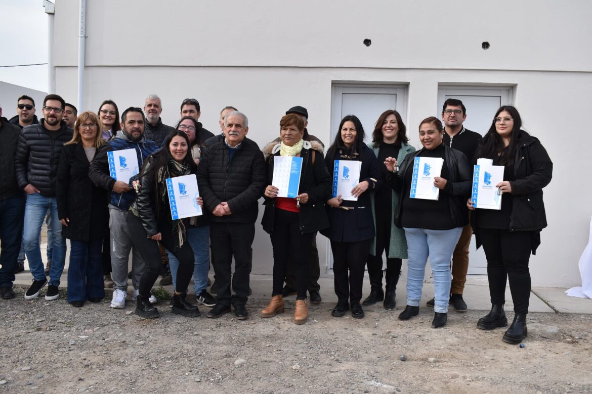 53 VIVIENDAS: EL INTENDENTE MARINO ENTREGÓ LLAVES A CINCO FAMILIAS