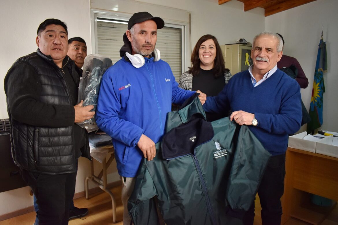 EL INTENDENTE MARINO ENTREGÓ INDUMENTARIA A TRABAJADORES MUNICIPALES