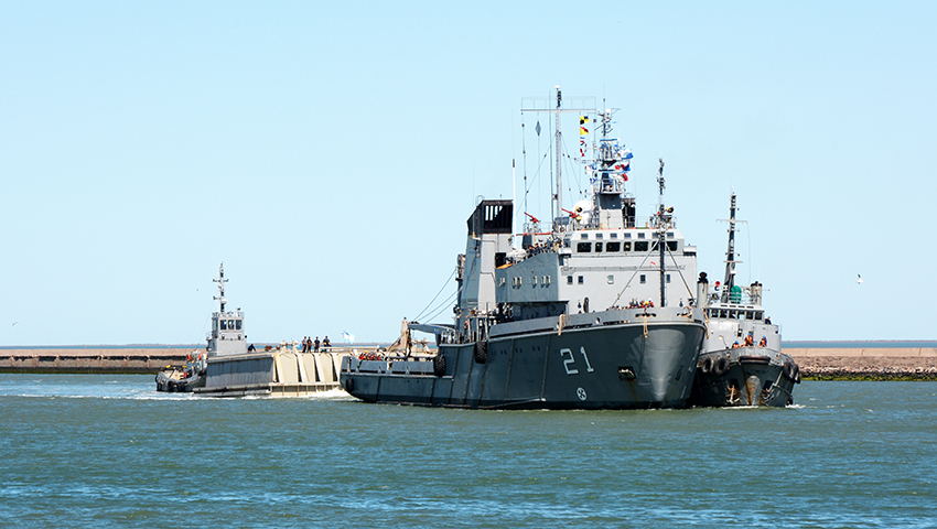 El aviso ARA “Puerto Argentino” trasladó la compuerta flotante del dique de carena N°2 a la Base Naval Puerto Belgrano