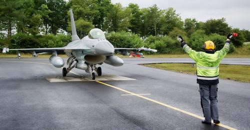 Las obras de infraestructura para la incorporación de los cazas F-16 de la Fuerza Aérea Argentina son declaradas secreto militar