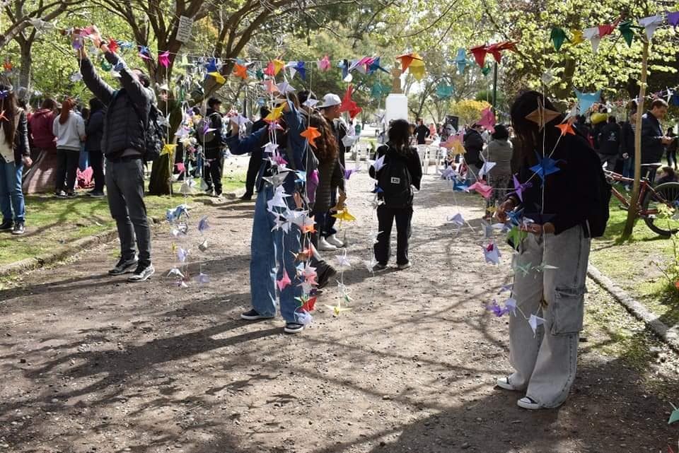 MIL GRULLAS POR LA PAZ: ESTUDIANTES DE PATAGONES SE UNIERON POR LA NO VIOLENCIA EN LAS ESCUELAS