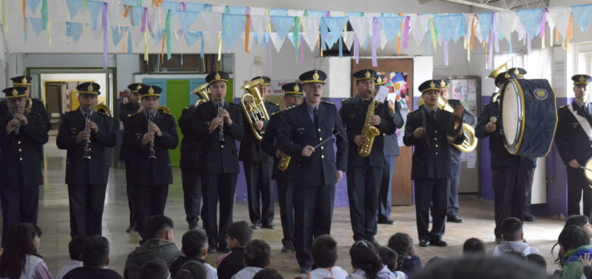 Música y reconocimiento: la Banda de la Policía homenajeó a los maestros