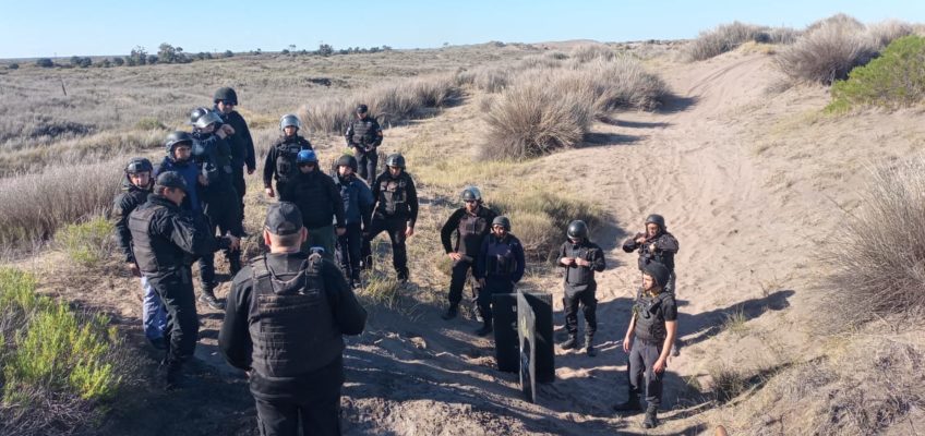 Las fuerzas de seguridad se capacitan en detección y manejo de explosivos en El Cóndor