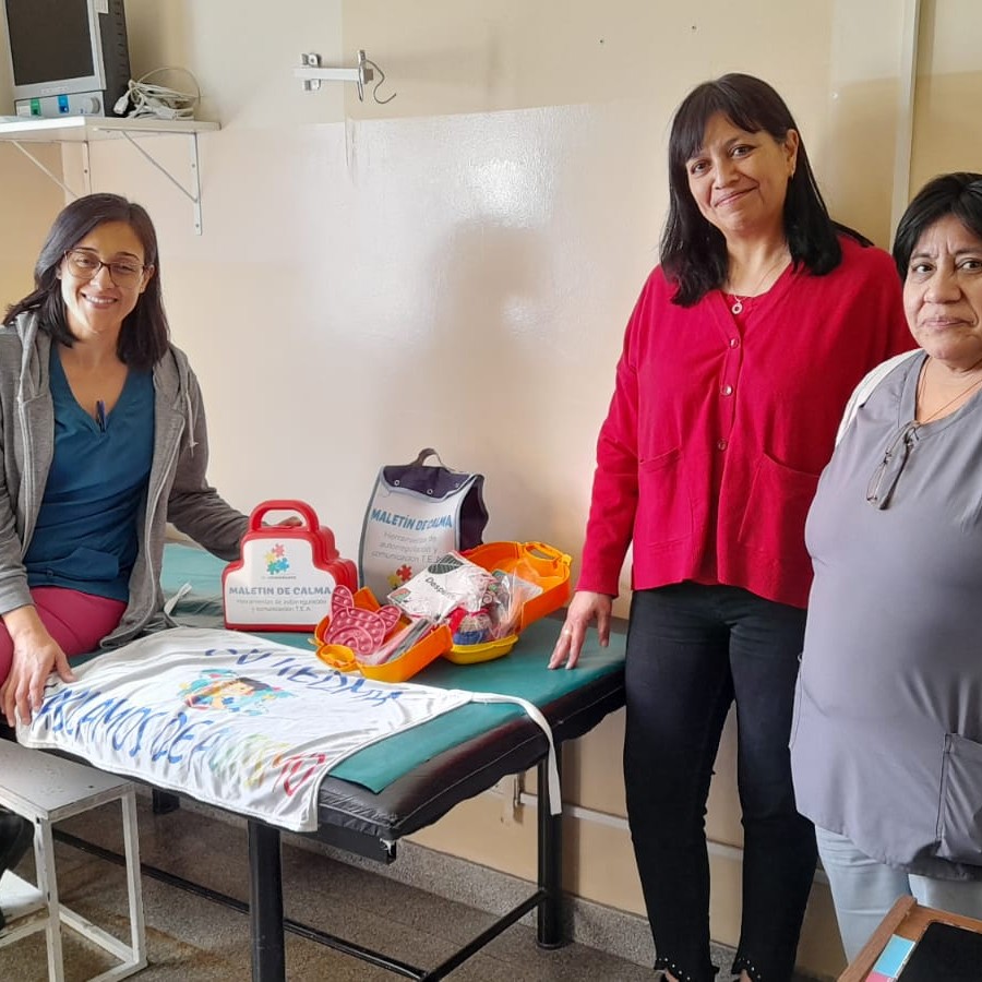 Referentes de la Fundación TEAcompañamos donaron a nuestro hospital tres ‘maletines de calma’ destinados a personas con autismo.