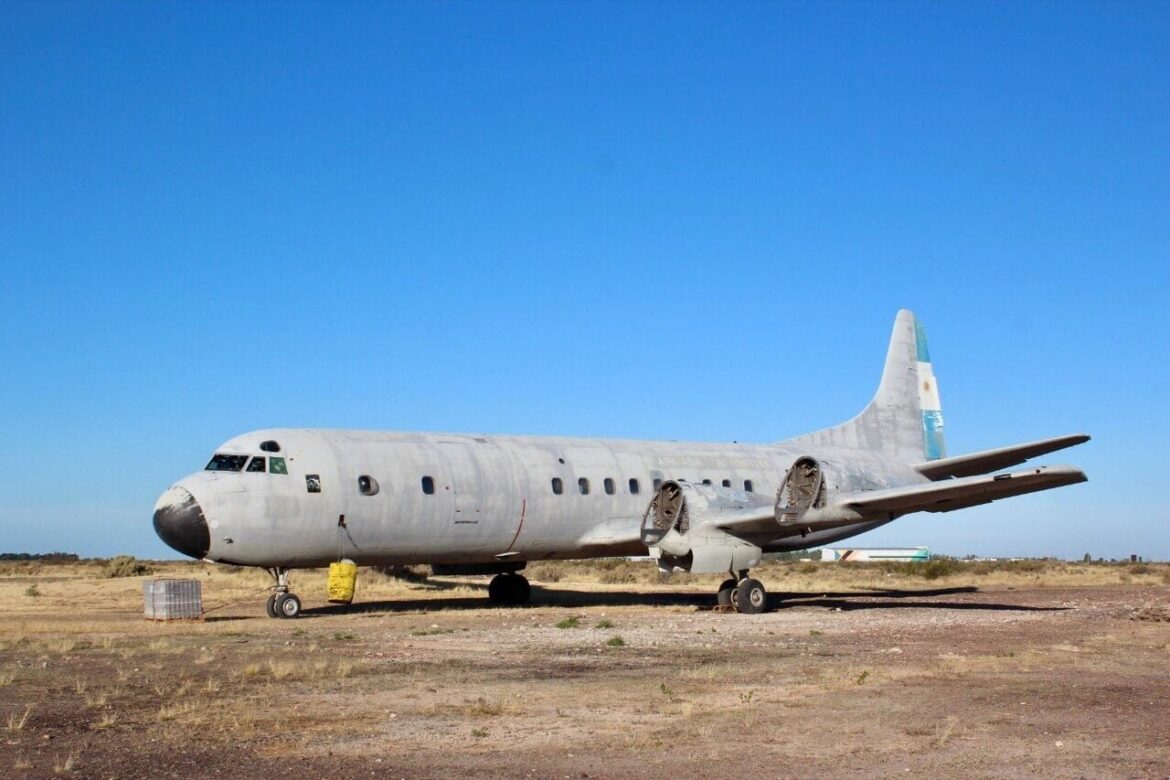 La Armada hizo entrega al Aeroclub Trelew de un segundo Lockheed L-188 Electra.