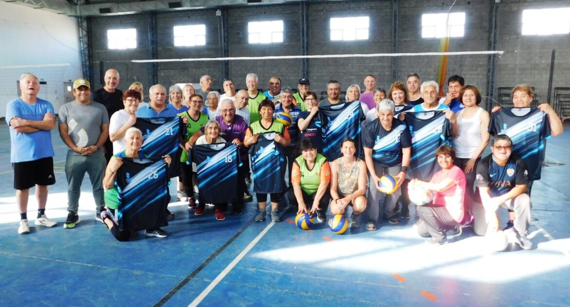 EL INTENDENTE MARINO VISITÓ EL POLIDEPORTIVO Y ENTREGÓ INDUMENTARIA