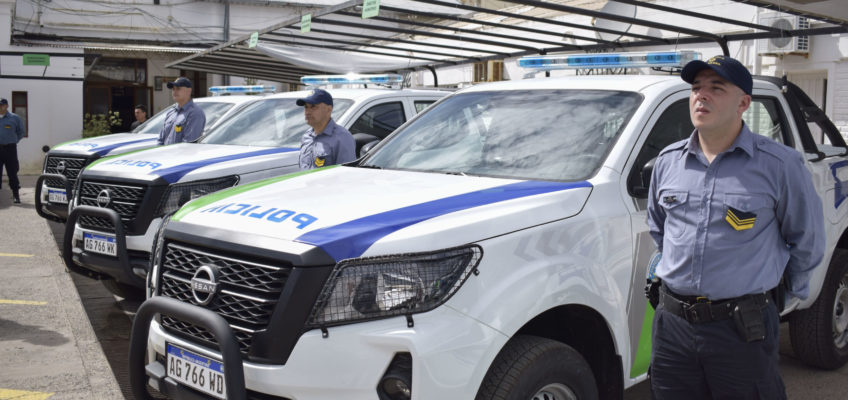 Weretilneck entregó 10 camionetas para la Policía rionegrina