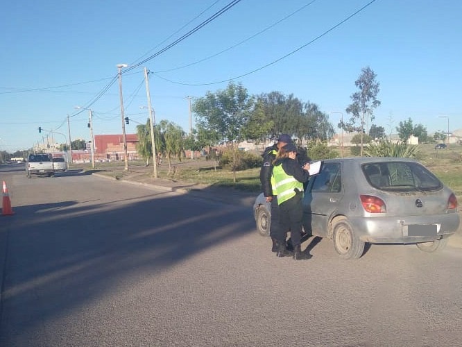 Eficaz operativo vehicular en Viedma: se secuestraron seis autos y tres motos