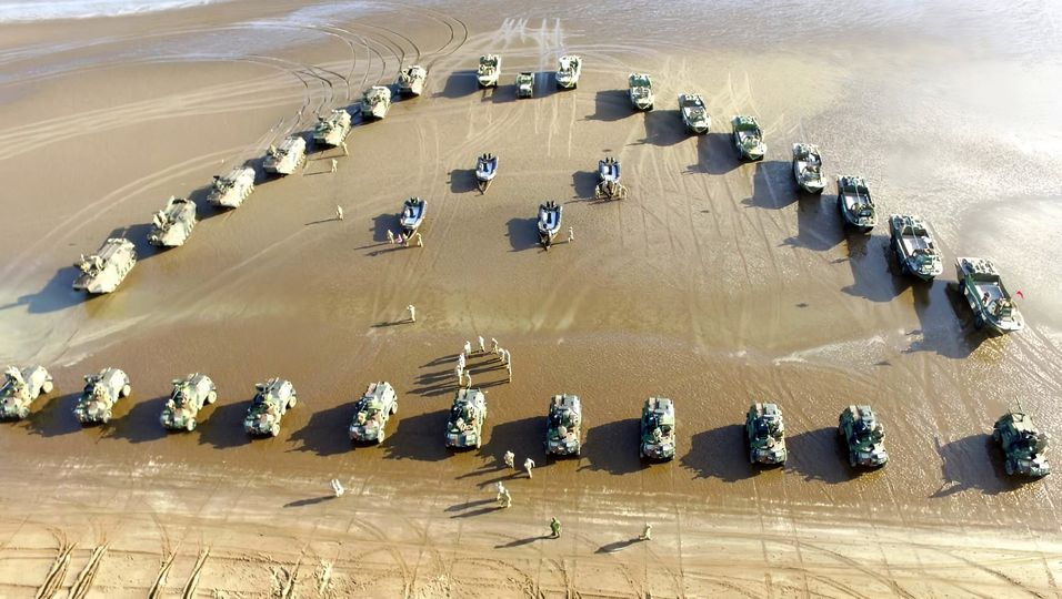 Vehículos de la Infantería de Marina fotografiados en la zona de playa de la Base Baterías.