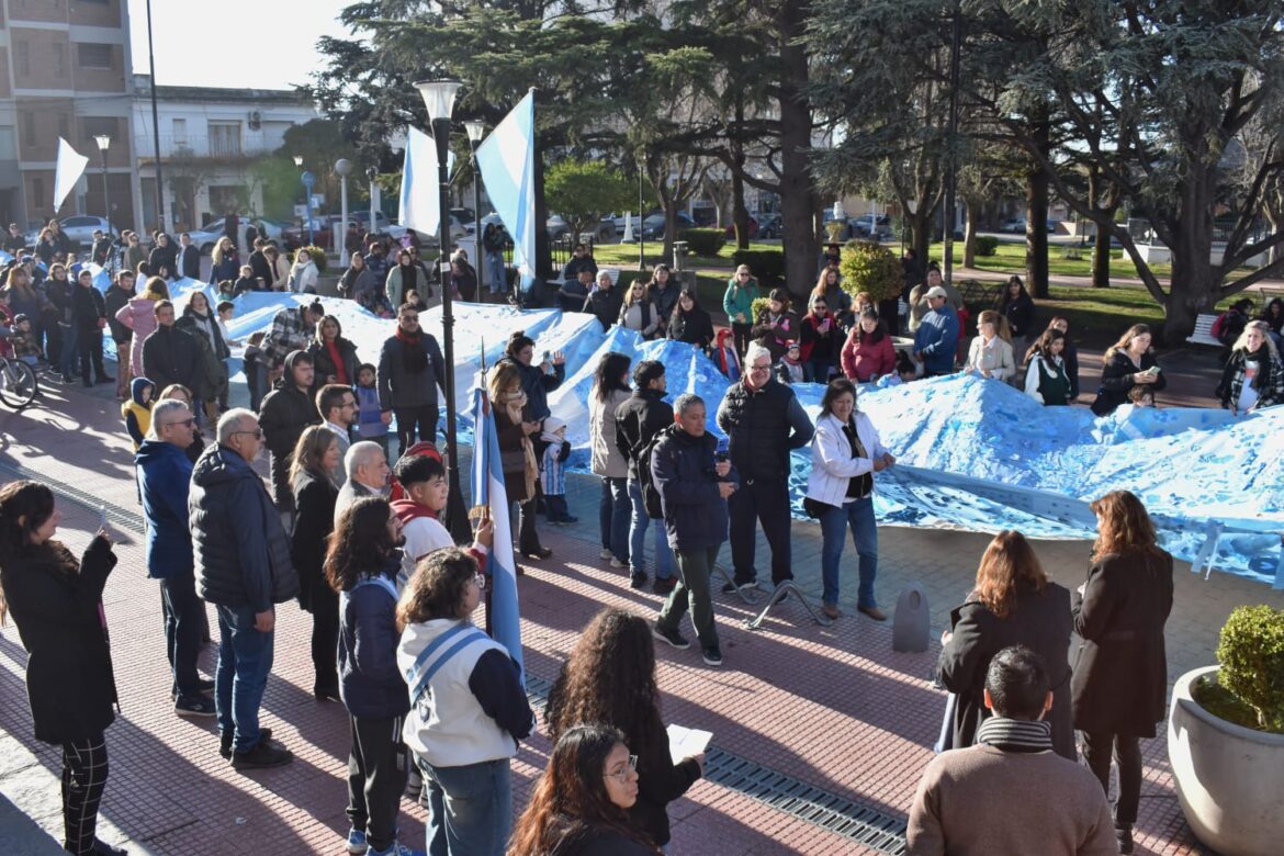 Patagones conmemoró el Día de la Bandera con la Promesa de Lealtad de alumnos y un multitudinario banderazo