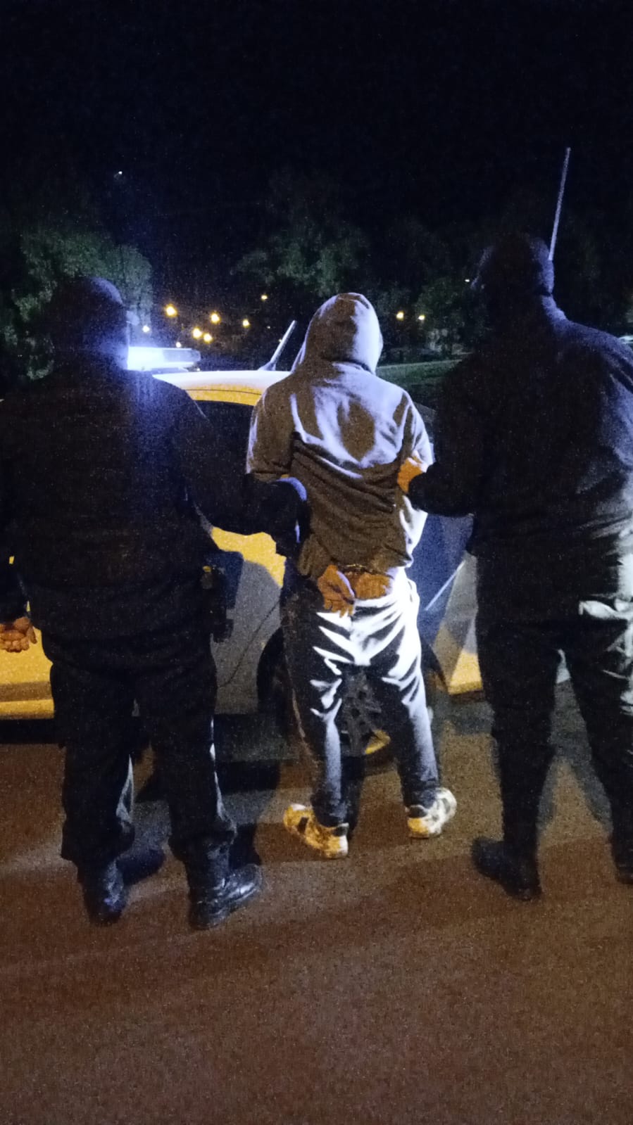 Aprehendieron a un hombre tras sustraer una notebook de una concesionaria