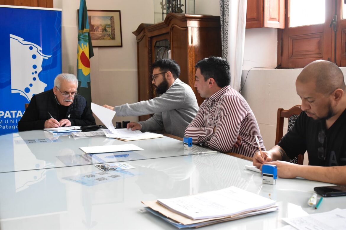 Apertura de sobres para la adquisición de indumentaria destinada al personal de salud